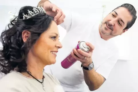Prinz Uwe frisiert seine Prinzessin Andrea.