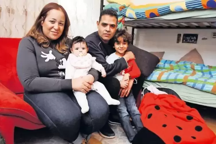 In der Wohnung in Edenkoben bestens eingelebt: Papa Boulis und Mutter Marian mit den kleinsten von drei Kindern.