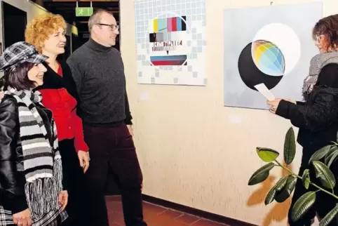 Bringen Kunst ins Rathaus: (von links) Katja Müller-Zippo, Marion Kaufmann, Bürgermeister Erik Emich und Sam Birster betrachten 