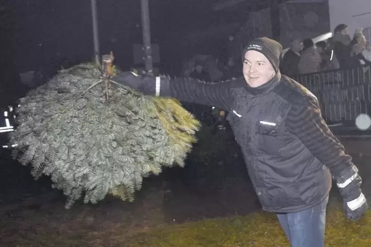 Eine Frage der Technik: Beim Unkenbacher Weihnachtsbaum-Weitwerfen versuchten es die Teilnehmer mit Schleudern, Stoßen oder „Spe