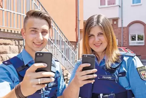 Geben im neuen Jahr auf Instagram weiter einen Einblick in die Polizeiarbeit: die „Insta-Cops“ Felix Brandt und Isabel Pelegri.