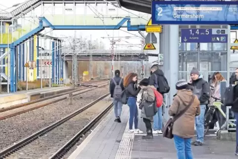 Während der Bauarbeiten im Badischen müssen Pendler aus der Südpfalz am Bahnhof Wörth nachmittags eine gute Viertelstunde auf ih