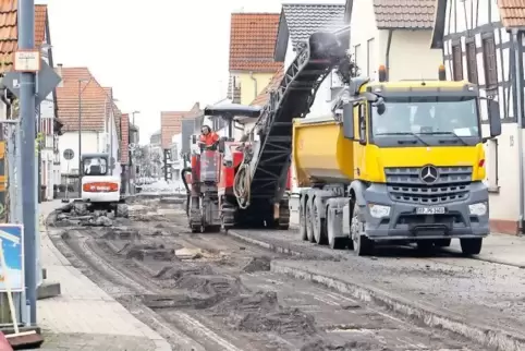 Die Decke der Rheinstraße wird abgetragen.