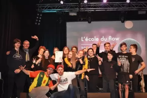Brachten den richtigen „Flow“ mit ins E-Werk Freiburg: die Rapper des Leibniz-Gymnasiums mit Lehrer Christof Miszori (Zweiter vo