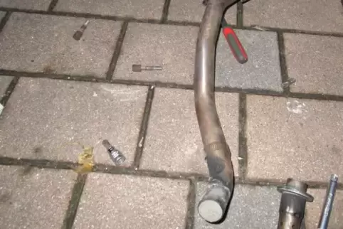 Der Beton im Auspuff machte das Motorrad unbrauchbar. Foto: Polizei 