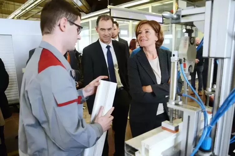 Ministerpräsidentin Malu Dreyer besuchte gestern die Firma Profine und sprach mit Industriemechaniker-Azubi Max Schneller (links