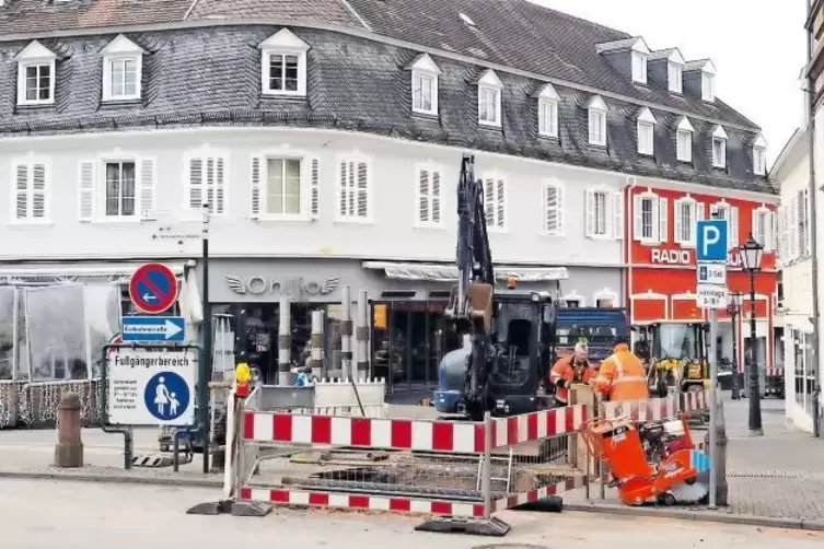An der Einmündung zum Marktplatz haben die Bauarbeiten in der Eisenbahnstraße begonnen.