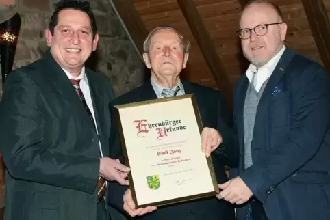 Überraschung zum 100. Geburtstag: Emil Janz wird von Ortsbürgermeister Volker Demmerle (links) zum Falkensteiner Ehrenbürger ern