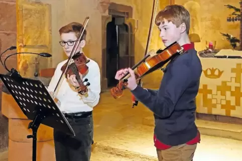 Sebastian Schlosser (Violine) und Jonah Schlosser (Viola).