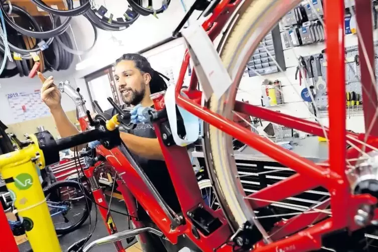 Fahrradladen Vertical Ride, Landessieger Florian Dittrich bei der Arbeit.