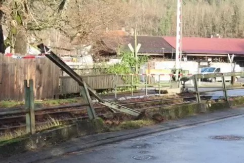 in Laster beschädigte vermutlich beim Wenden das Geländer zwischen Bahnhofstraße und Bahntrasse in Hinterweidenthal. Foto: Poliz