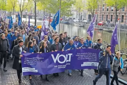 Versteht sich als erste gesamteuropäische Partei: Volt. Gerade ist in Amsterdam das Europawahl -Programm verabschiedet worden.