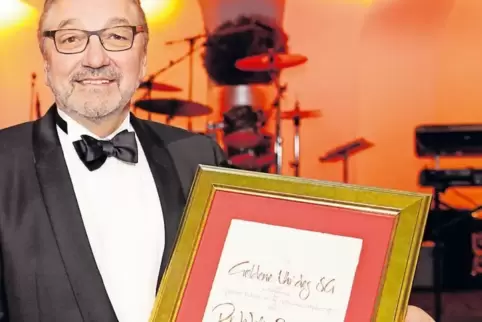 Wawi-Seniorchef Walter Müller erhielt in München die „Goldene Uhr“, die höchste Auszeichnung der Süßwarenwirtschaft