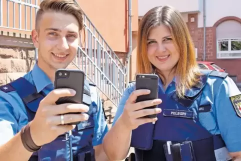 Geben im neuen Jahr auf Instagram weiter einen Einblick in die Polizeiarbeit: die „Insta-Cops“ Felix Brandt und Isabel Pelegri.