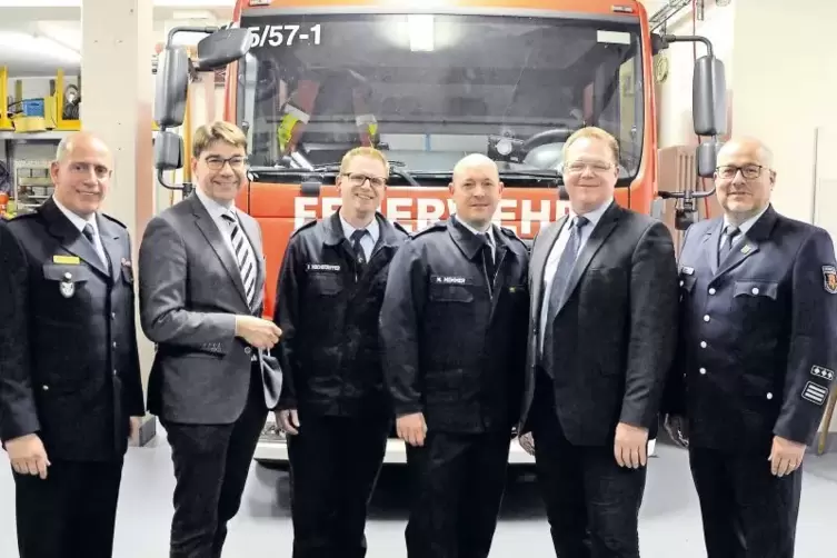 Gratulierten dem Neuen bei der Nußdorfer Feuerwehr (von links): Dirk Hargesheimer, Thomas Hirsch, Philip Hochdörffer, Michael Me