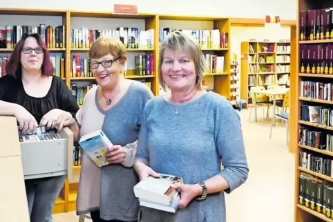 Drei von 13 aus dem Dudenhofener Bücherei-Team: (von links) Tanja Dollinger, Marliese Feuer und Leiterin Barbara Kischka.