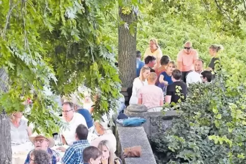 Beliebtes Fest: Das Wein- und Sektsymposium in Herxheim am Berg ist stets gut besucht. Ob auch ein regelmäßiger Ausschank an den