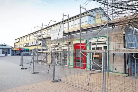 Die Mensa der Weilerbacher Grundschule ist fertig, auf ihr entstehen nun im zweiten Bauabschnitt noch weitere Klassenräume.