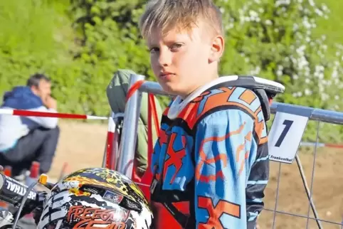 Sucht sich eine neue Herausforderung: Der zwölfjährige Marlon Dietrich steigt von einer KTM-Maschine auf ein anderes Motorrad um
