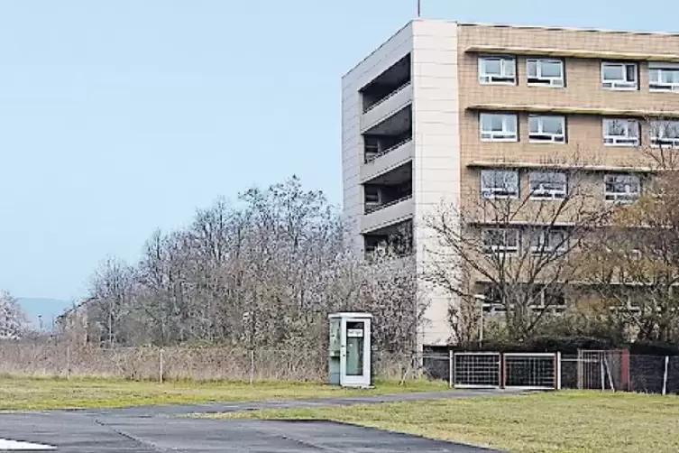 Der Bauplatz f&uuml;r den Neubau ist bislang noch Teil des Hubschrauberlandeplatzes.