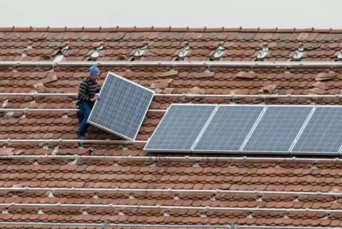 Der Strom vom Dach kann auch im Keller gespeichert werden. Doch die Speicher kosten viel Geld.  Archivfoto: dpa