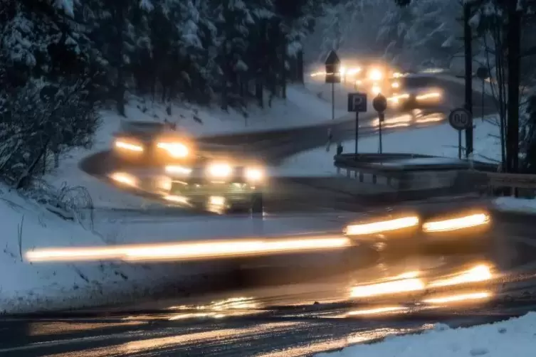 Schnee- und Graupelschauer bringen an diesem Donnerstag Straßenglätte nach Rheinland-Pfalz. Foto: dpa