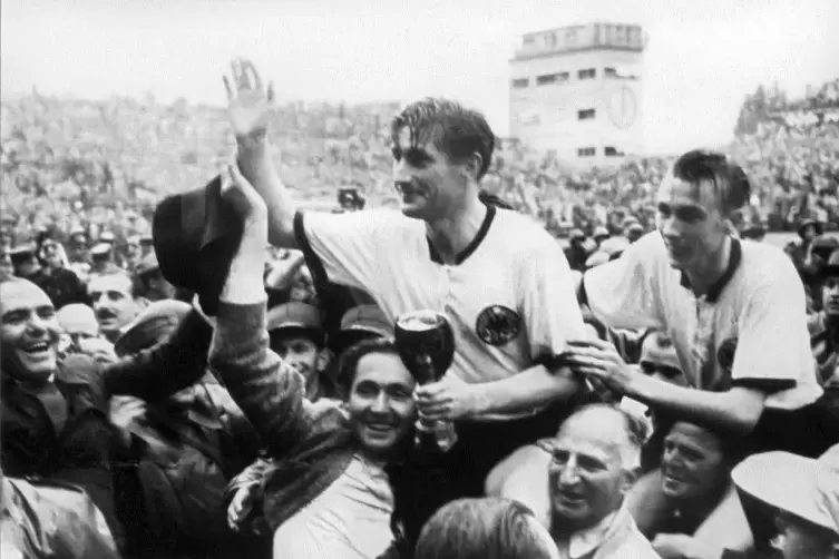 Fritz Walter (Bildmitte) und Horst Eckel (rechts) nach dem Gewinn der Weltmeisterschaft 1954 in Bern. Archivfoto: dpa 