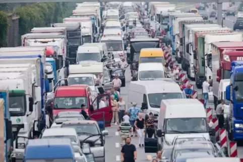 Wichtig bei Staus: Sofort Rettungsgassen bilden, damit Polizei und Rettungskräfte schnell an den Unfallort gelangen können.  Fot