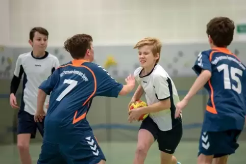 Durchgesetzt: Simon Riffel (am Ball) gewinnt mit dem Gymnasium am Kaiserdom gegen das Purrmann-Gymnasium. Foto: Iversen 