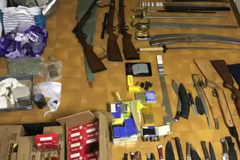 Die Waffen wurden sichergestellt. Foto: Polizei/frei
