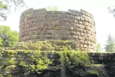 Der Bergfried der Burgruine Steinenschloss ist eine besondere Sehenswürdigkeit. Er gilt mit seinen 13,5 Metern Außendurchmesser 