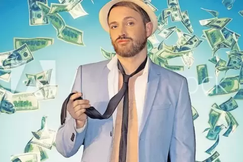 Tim Poschmann spielt in „Pleite, aber sexy“ einen Tausendsassa, der den Sozialstaat schröpft, wo er nur kann – bis ihm das Sozia