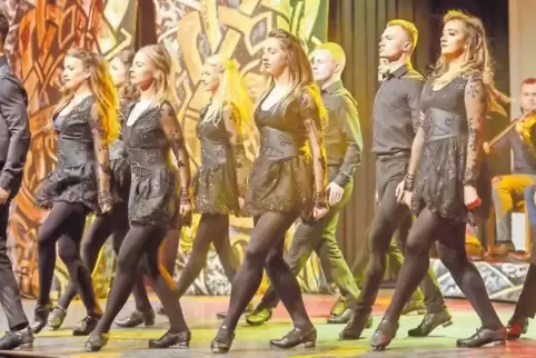 Rasante und dabei synchrone Fußarbeit: Das Tanzcorps der irischen Show beeindruckte die Zuschauer.