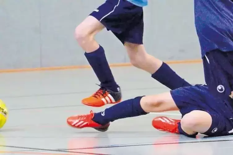Wenngleich Futsal ja eher die grätschenfreie Variante des Hallenfußballs ist, geht es bei den Nachwuchsfußballern doch ordentlic