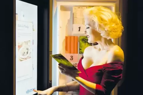 Suzie Kennedy als Marilyn Monroe studiert die Rezepte der Lieblingsgerichte ihres großen Idols, die Teil der Ausstellung im Spey