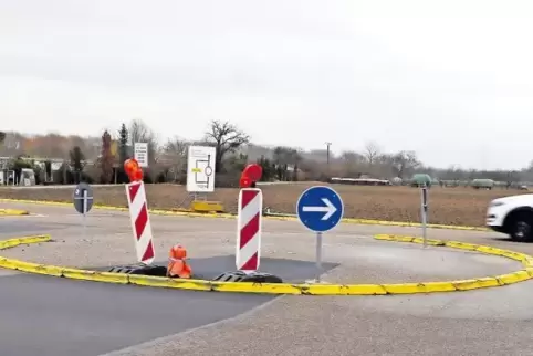 Der provisorische Kreisel auf der Kreuzung Pfortzer-/Cany-Barville-Straße: Hier soll eine der beiden geplanten Schranken montier