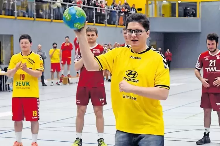 Fabian Pozywio war ein leidenschaftlicher Handballer. Hier wirft er im Januar 2017, eineinhalb Jahre nach seinem Unfall, einen S