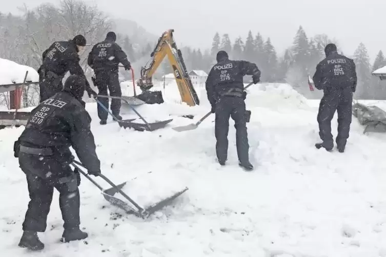 Bundespolizisten aus Bad Bergzabern befreien ein Dach von der schweren Schneelast.