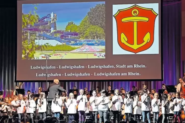 Uraufführung des Songs am 9. Januar beim Neujahrsempfang der Stadt im Pfalzbau – begleitet vom Orchester des Carl-Bosch-Gymnasiu