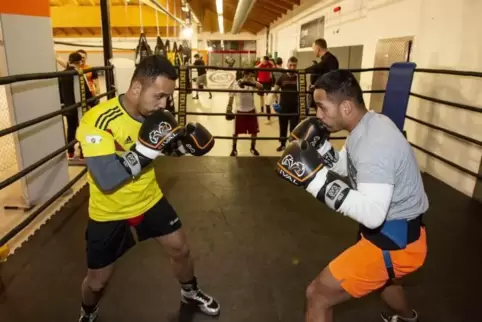 Die boxenden Zwillinge beim Sparring: Joan Lique Canaveral (rechts) und sein Bruder Emmanuel. Beide kämpfen am 2. März in der Fr