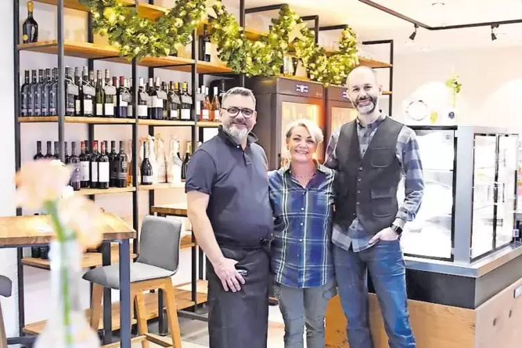 „KostBar im Schlosscafé“ heißt das Bistro von Roberto Cicoria (links), Sabrina Cicoria und Patrick Fell-Rathmacher.