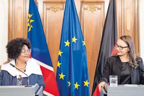 Den Dialog suchen: Michelle Müntefering (rechts) und Katrina Hanse-Himarwa, Kulturministerin von Namibia.