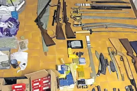 Die Waffen wurden von den Beamten sichergestellt.