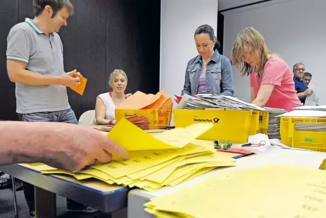 Bei den Kommunal- und Europawahlen haben die Helfer richtig viel Arbeit. Sie müssen ganz viele Stimmzettel sortieren und auszähl