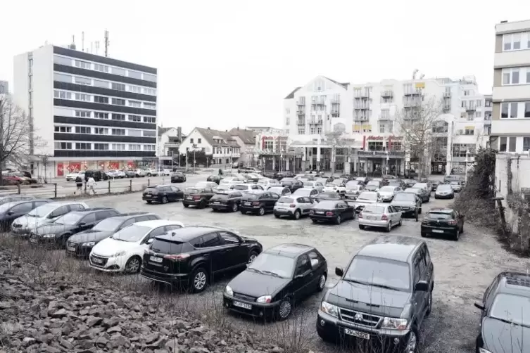 Seit Jahren wird das leere Grundstück „Vauban-Carrée“ als unbefestigter Parkplatz genutzt. Links ist das Gotha-Hochhaus an der G