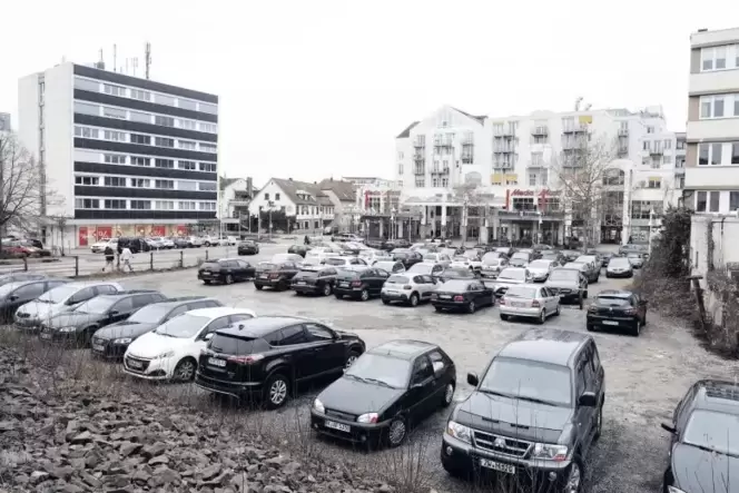 Seit Jahren wird das leere Grundstück »Vauban-Carrée« als unbefestigter Parkplatz genutzt. Links ist das Gotha-Hochhaus an der G