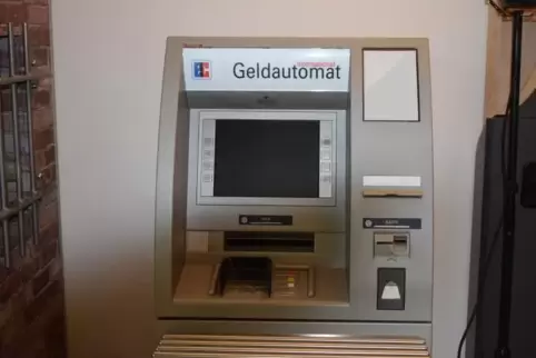 Rund 5000 Euro: So hoch ist der geschätzte Sachschaden an Geldautomat und Zugangstür. Die Täter gaben wohl auf, weil der Automat