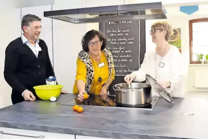 Stehen nur ausnahmsweise im Teilhabezentrum am Herd (von links): Thomas Hehr und Gaby Kuntz, beide Fachbereichsleiter, sowie Bea Stehen nur ausnahmsweise im Teilhabezentrum am Herd (von links): Thomas Hehr und Gaby Kuntz, beide Fachbereichsleiter, sowie Bea