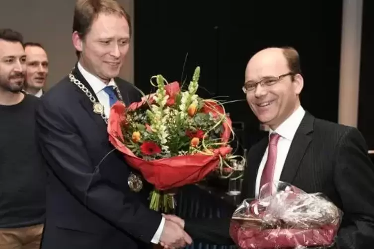 Blumen für den Bürgermeister: OB Martin Hebich (links) gratuliert Bernd Knöppel. Foto: Bolte