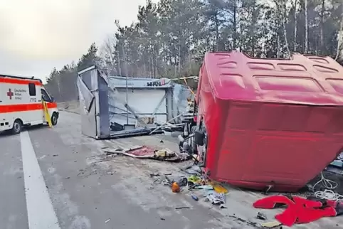 Der Fahrer des Lkw wurde schwer verletzt.